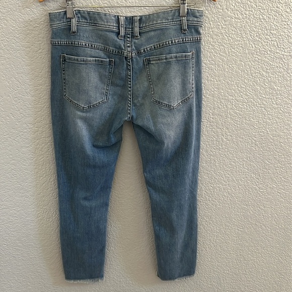 Free people frayed hem busted ripped knee light wash Cropped Jeans Size 28 - Picture 5 of 7